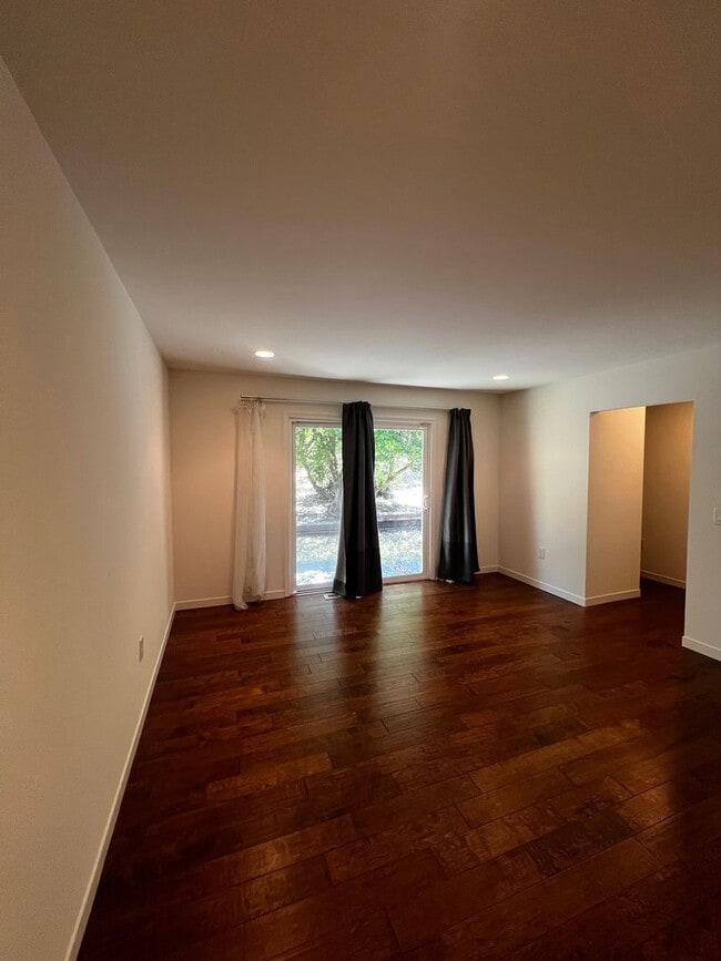 Building Photo - Updated 3 bedroom 2 bathroom Single Family...