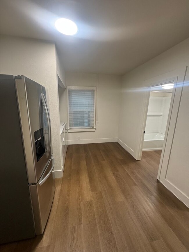 Building Photo - CHARMING 2 BED 1 BATH HOUSE WITH NEW FLOOR...