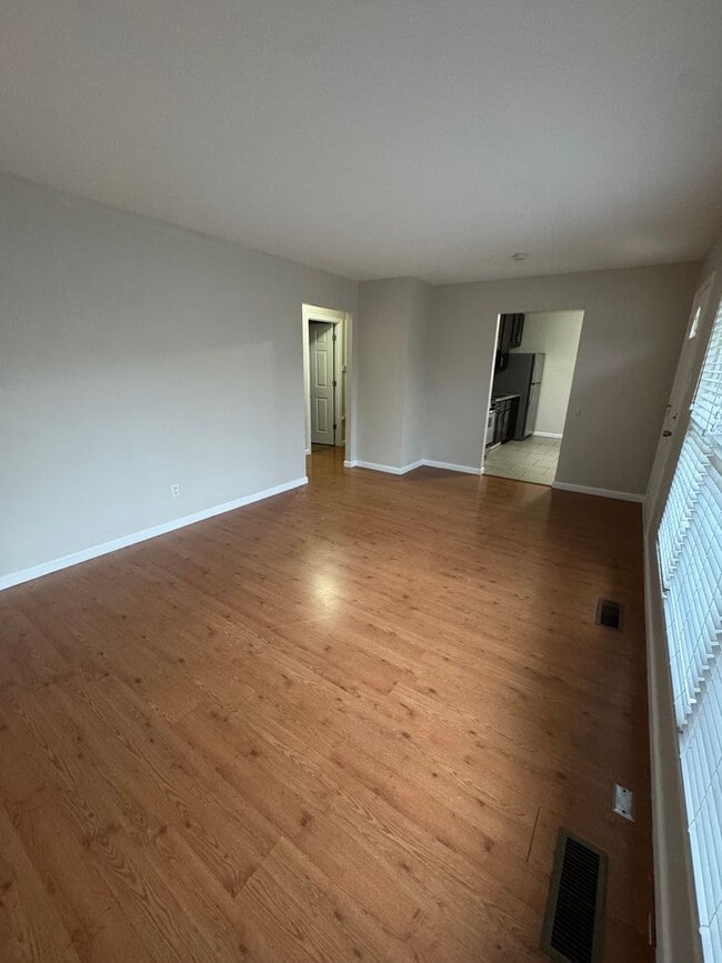 Building Photo - Beautiful 3 Bed 1 Bath For Rent!