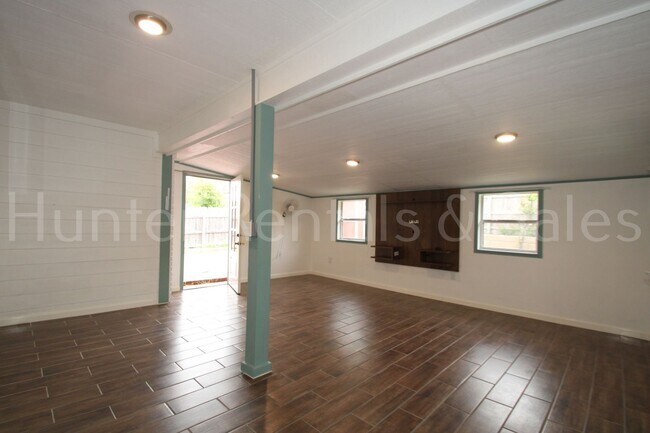 Building Photo - Walker Place Beauty