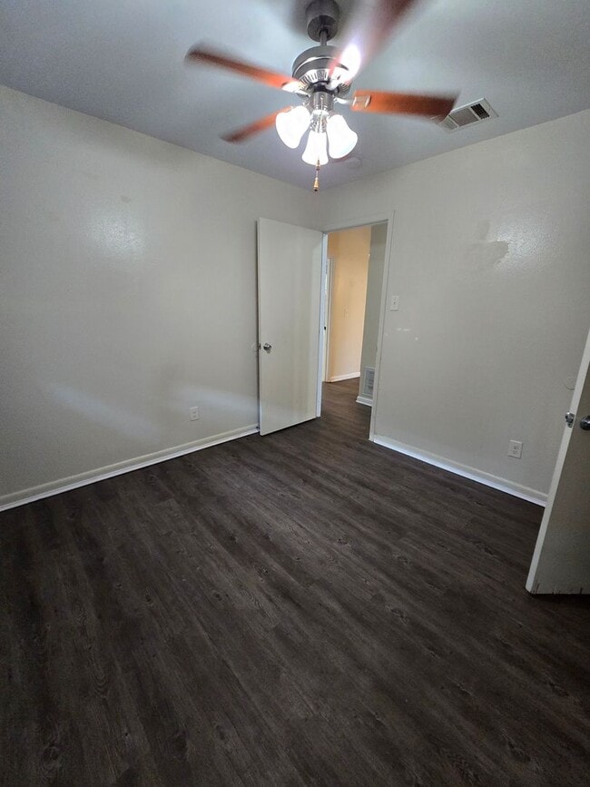 Building Photo - 3 bedroom 1.5 bathroom--Shady Grove Neighb...