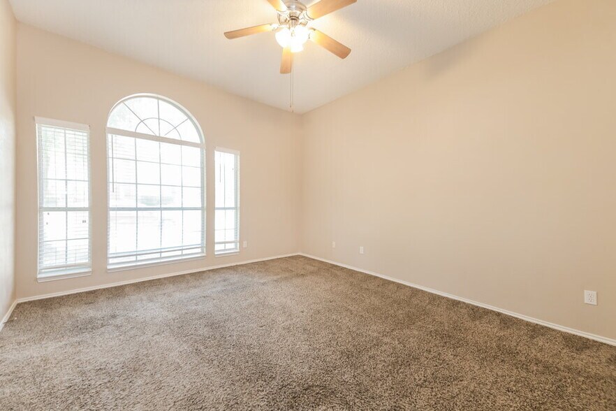 Building Photo - 1110 Pin Oak Ln