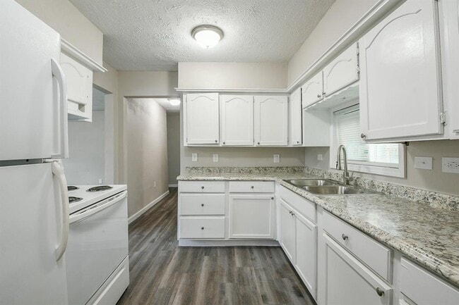 Building Photo - 319 Rustic Dr