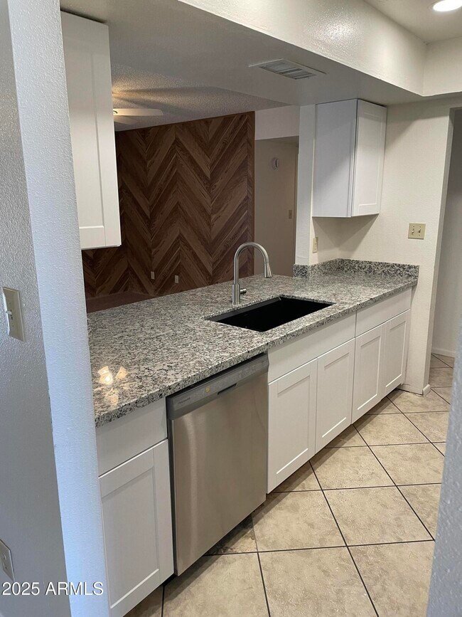 Building Photo - 10014 N 44th Dr