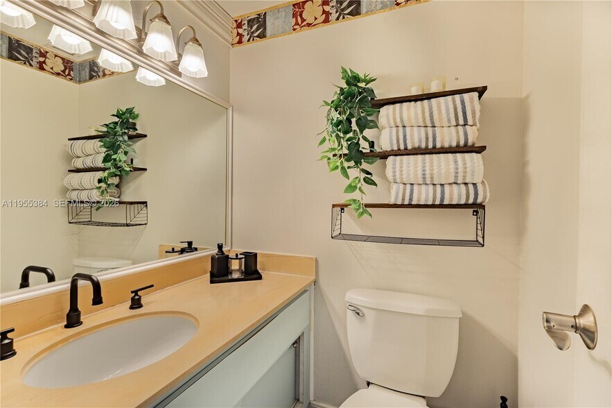 Building Photo - 300 Bayview Dr