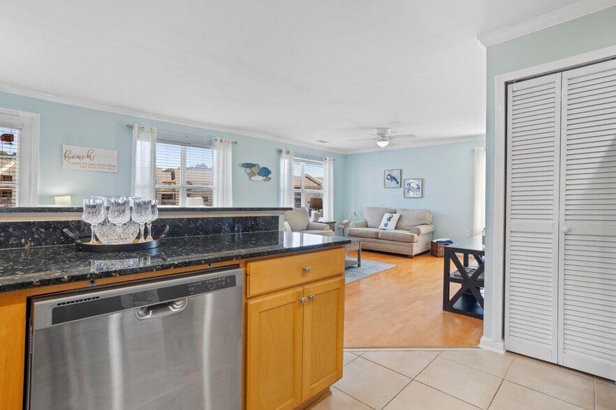 Building Photo - 2421 Beachview Dr