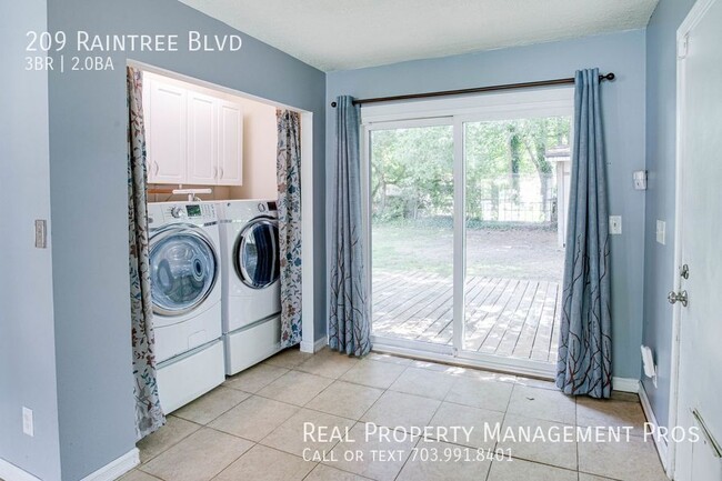 Building Photo - 209 Raintree Blvd