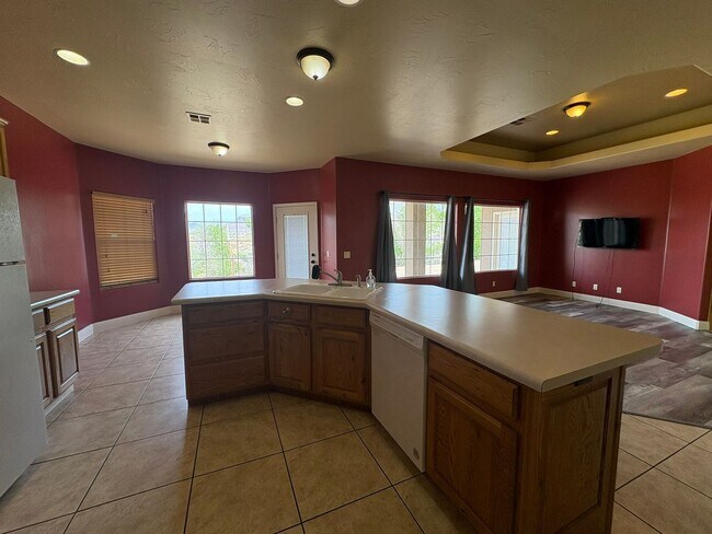 Building Photo - Beautiful 4 Bed 2.5 Bath in Laverkin