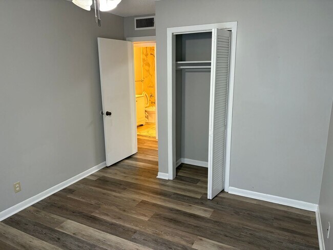 Building Photo - 515 Basswood Ave