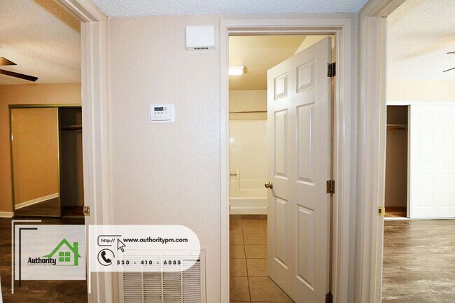 Building Photo - 1553 Bramble Pl