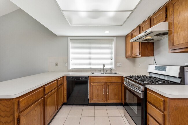 Building Photo - 2015 Braesmeadow Ln