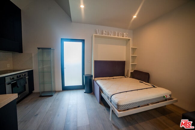 Building Photo - 205 Venice Way