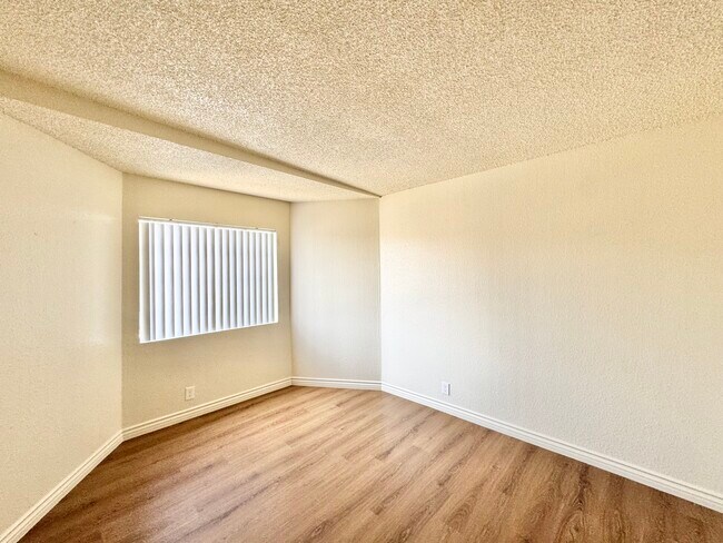 Building Photo - 15552 Nordhoff St