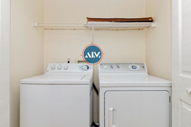 Building Photo - Charming First-Floor Condo with Pond Views at The Estate at Westbury