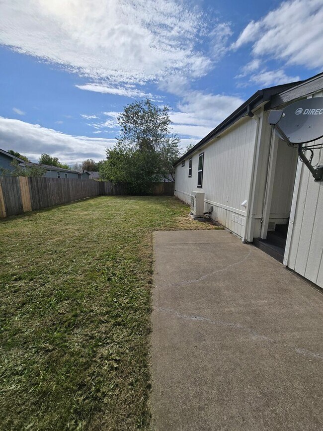 Building Photo - Pet Friendly 3 Bed / 2Bath Home w/ Carport