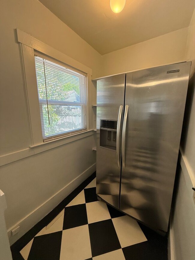 Building Photo - Cozy 2 bed 1 bath available now!