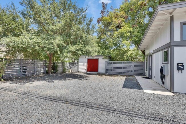Building Photo - 1515 Bluebonnet Ln
