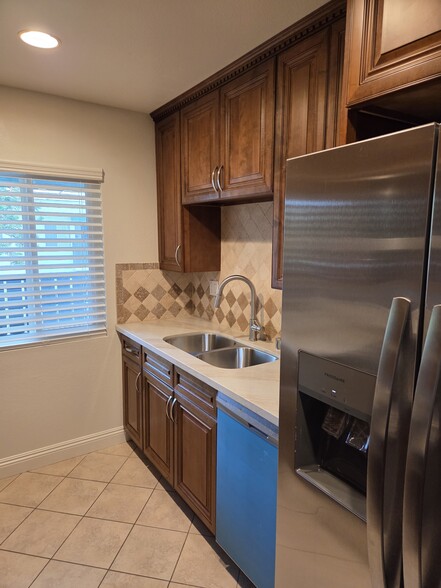 Kitchen - 18645 Hatteras St