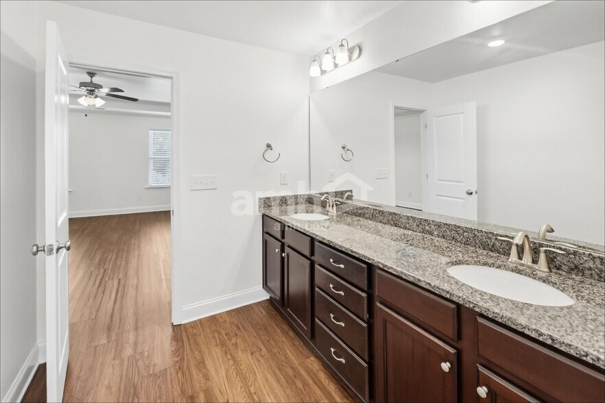 Building Photo - 165 Havenbrook Dr
