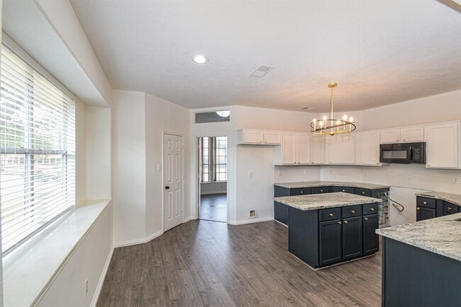 Building Photo - 30611 Country Meadows Dr
