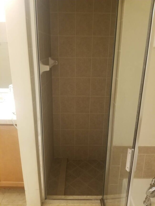 Building Photo - Grab this Spacious 4 Bedroom 2.5 Bath Townhouse