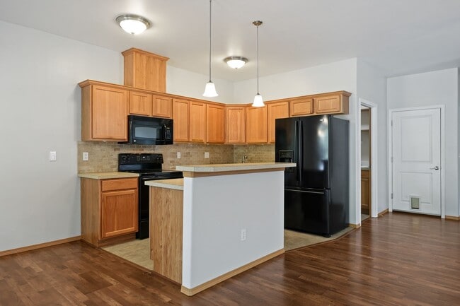 Building Photo - MOVE IN READY! 2 bed, 2 bath townhouse. No...