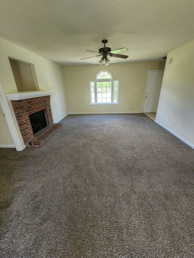 Building Photo - Stunning Country Home