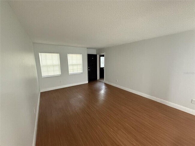 Building Photo - 726 Edgewater Dr