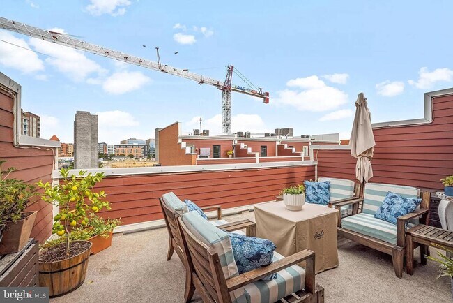 Building Photo - 710 Bluemont Ave