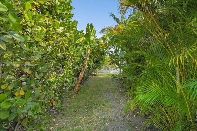 Building Photo - 1450 SW 20th Ave