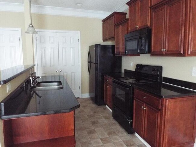 Building Photo - Very Spacious 3b/2.5b Townhome