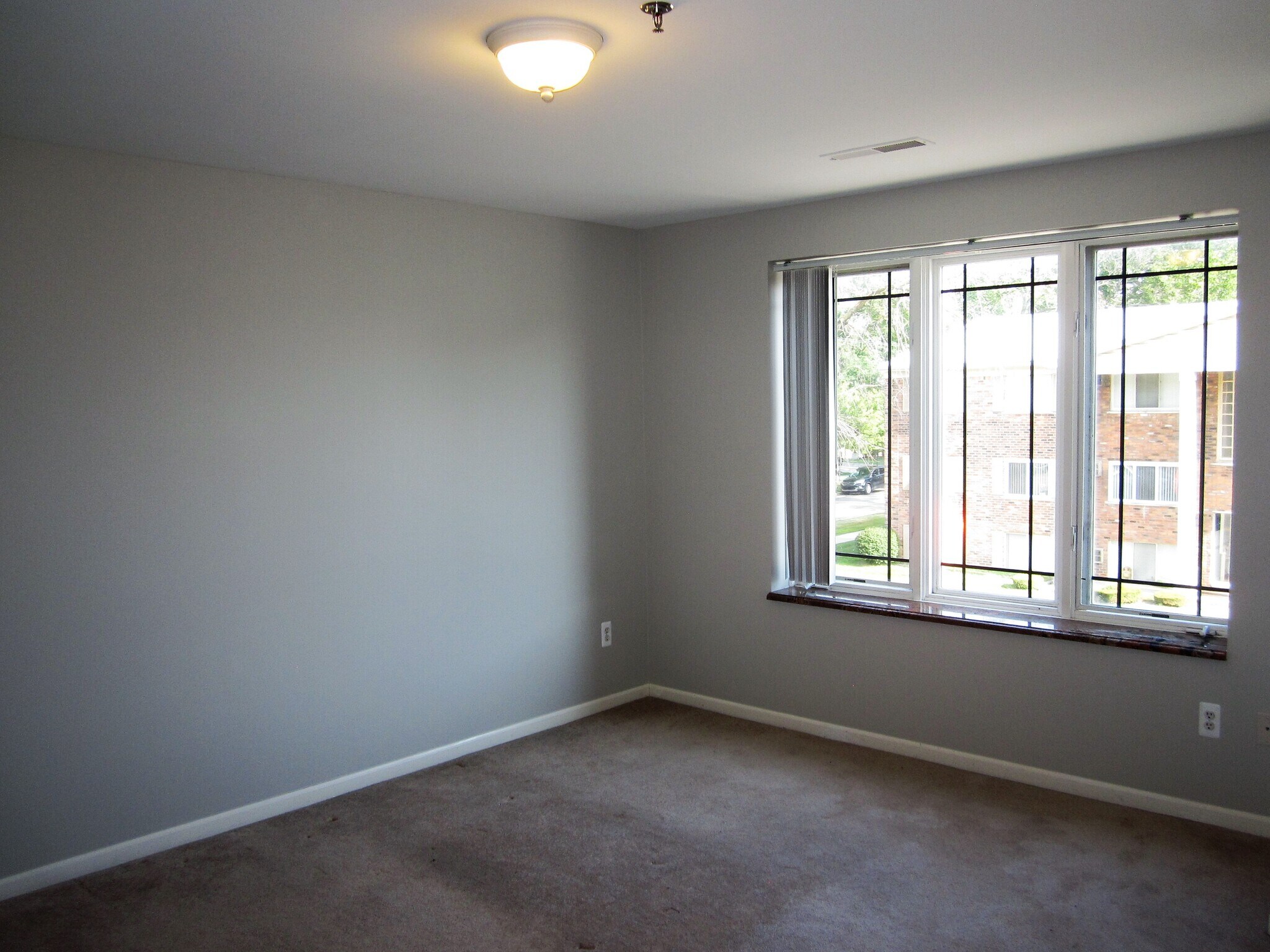 Building Photo - 614 E 11 Mile Rd