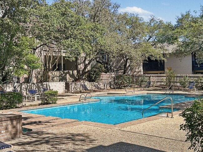 Building Photo - Charming 2BR Condo with Vaulted Ceilings, Fireplace & Pool Access