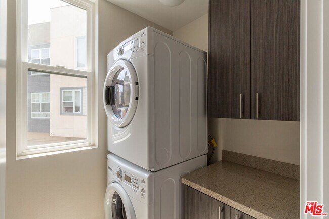 Building Photo - 2753 Waverly Dr