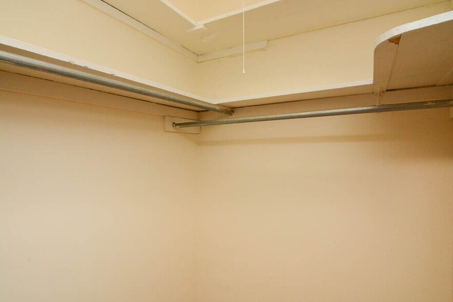 Building Photo - 562 W Arlington Pl