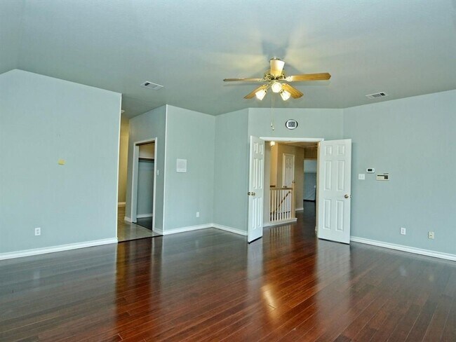 Building Photo - PRELEASING FOR BEGINNING OF JUNE! COME INTO YOUR OASIS!