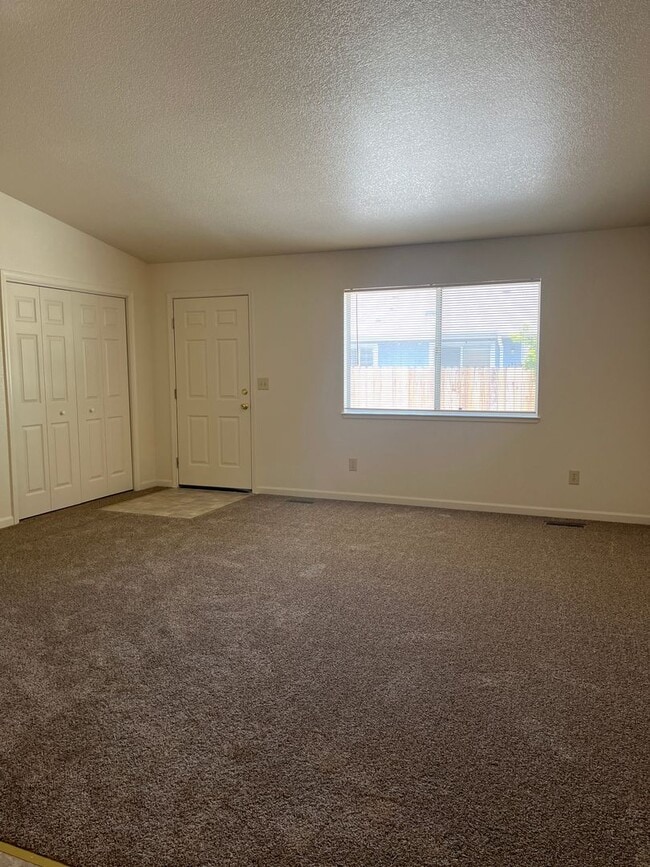 Building Photo - Wonderful well kept property