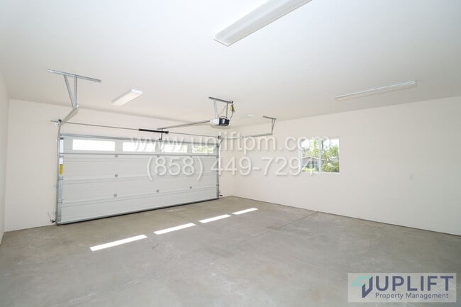 Building Photo - 3 Bed, 2 Bath House, 1200 SqFt.  RECENT BUILD