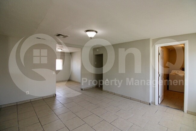 Building Photo - 1408 W St Clair St