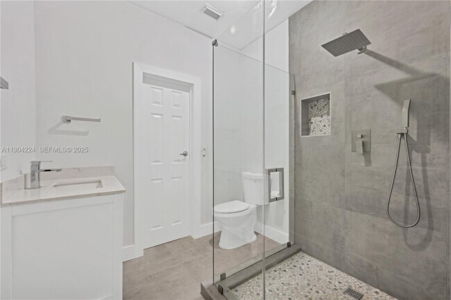 Building Photo - 818 NE 3rd St