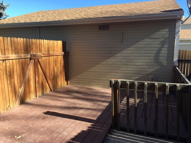 Building Photo - 8084 Lexington Park Dr