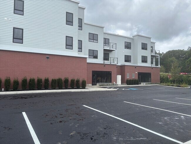 Building Photo - 1391 Main St