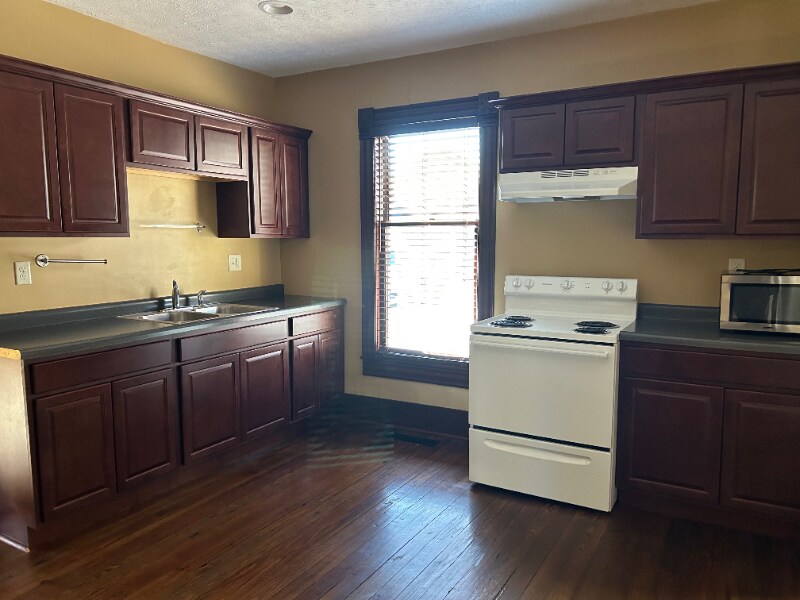 Building Photo - 96 E Franklin St