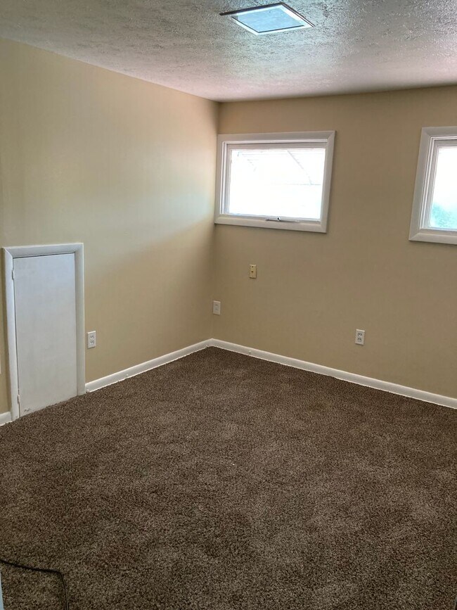 Building Photo - 4 Bedroom South Euclid House for Rent
