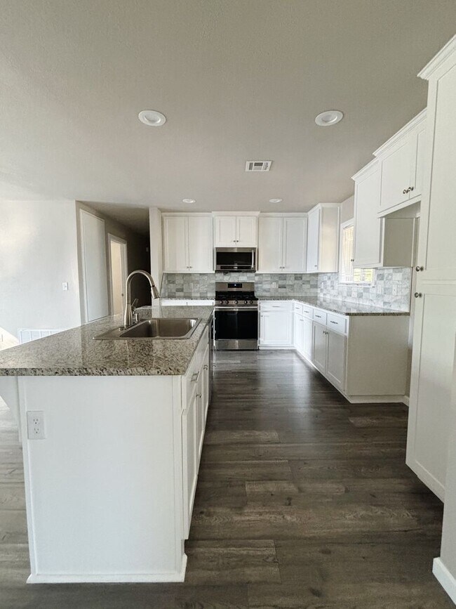 Building Photo - Large 4-bedroom, 2-bathroom home