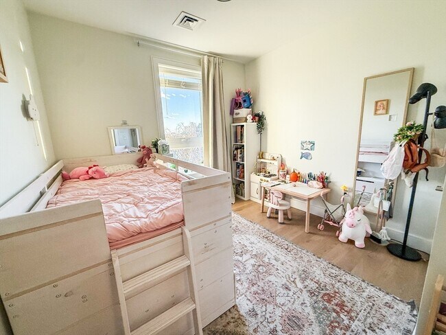 Building Photo - 301 Border St