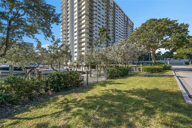 Building Photo - 3200 Port Royale Dr N