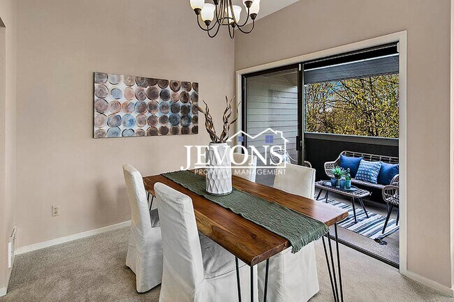 Building Photo - Top-floor 2-level condo with brand-new kit...