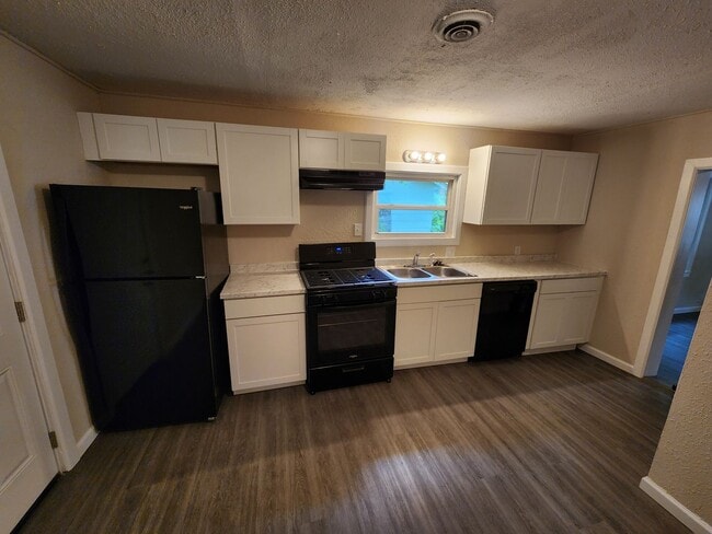 Building Photo - Spacious 2-Bedroom, 1-Bathroom Home AVAILABLE NOW!!