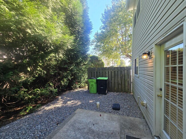 Building Photo - $250 Off 1 Month if leased by 12/25/25